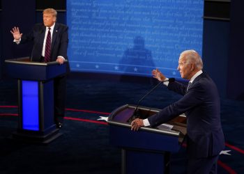 El presidente Donald Trump y el candidato demócrata a la presidencia, Joe Biden, intercambian opiniones durante su primer debate, el martes 29 de septiembre de 2020, en Cleveland, Ohio. Foto/Morry Gash, Pool/AP.