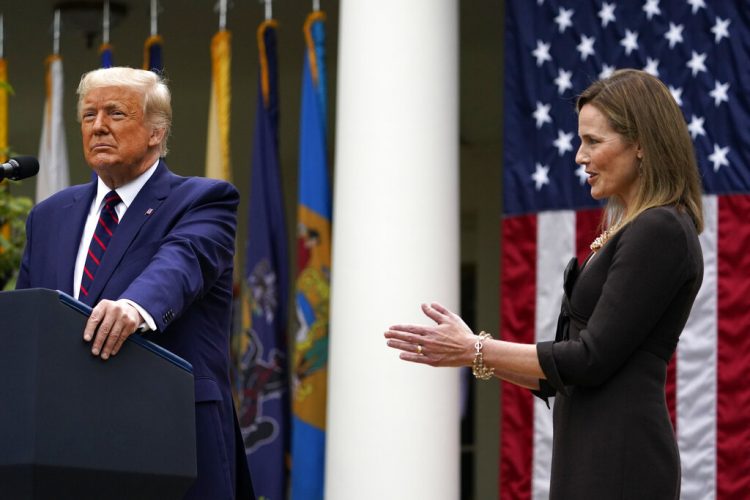 La jueza Amy Conney Barret aplaude cuando el presidente Donald Trump la anuncia como su nominada a la Corte Suprema en el Rosedal de la Casa Blanca, en Washington, el sábado 26 de septiembre de 2020. Foto: Alex Brandon/AP.