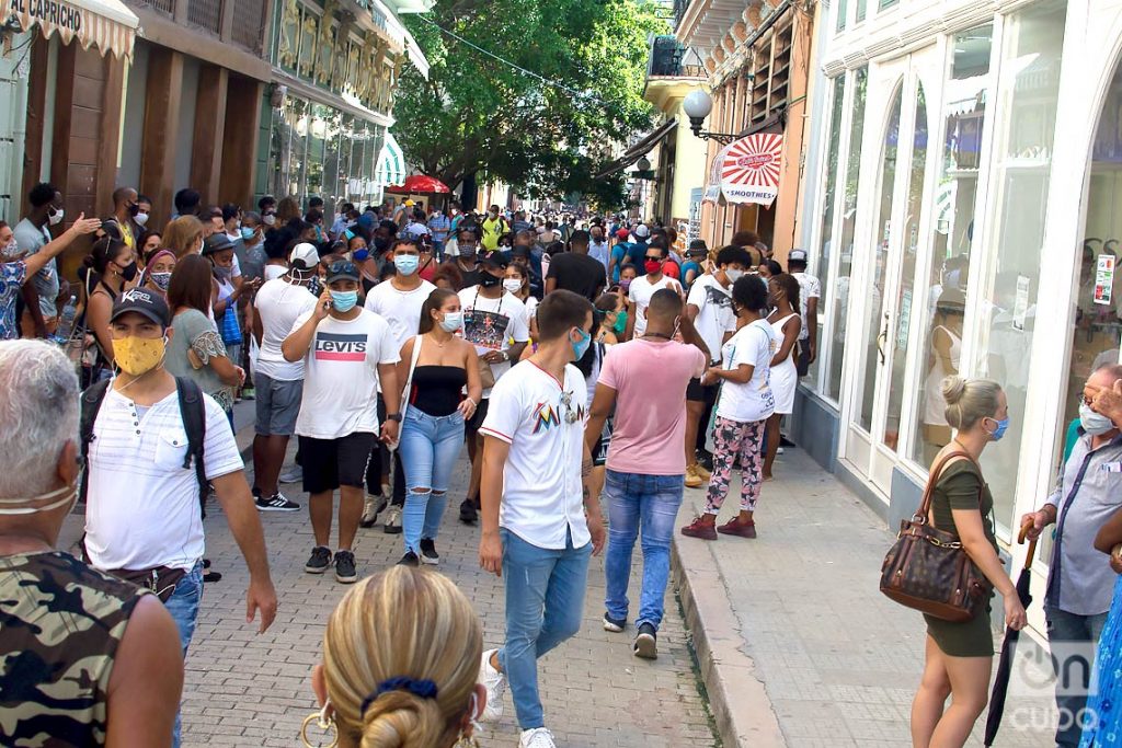 Afluencia de personas en la Calle Obispo, tras la flexibilización de las restricciones por la COVID-19 en La Habana. Foto: Otmaro Rodríguez.