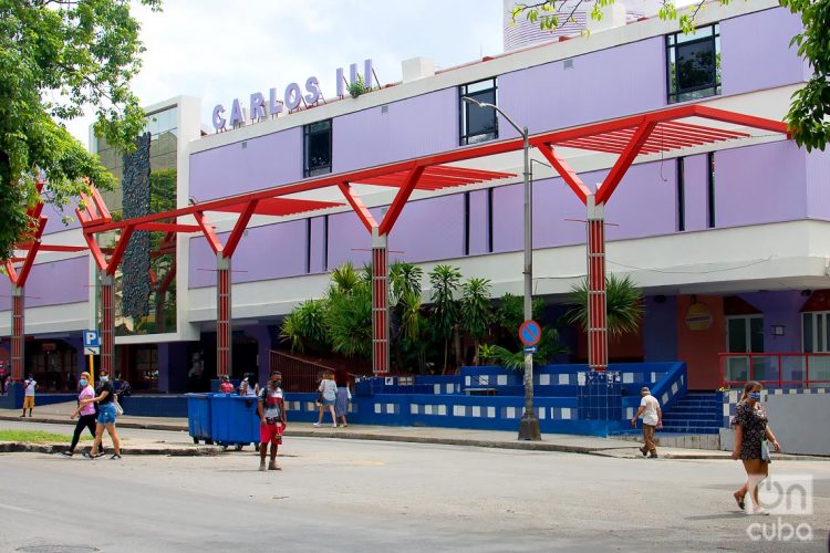 Vista exterior del centro comercial Plaza Carlos III, en La Habana. Foto: Otmaro Rodríguez.