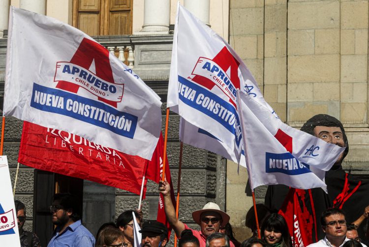 En esta foto de archivo del 26 de febrero de 2020 se ve a gente que ondea banderas a favor de reescribir la Constitución de Chile en un evento en Santiago, la capital del país. El gobierno chileno lanzó el miércoles 7 de octubre de 2020 una campaña para incentivar la participación en el histórico plebiscito del 25 de octubre, cuando los chilenos decidirán en las urnas si reemplazan o no la Constitución heredada por la dictadura de Augusto Pinochet (1973-1990). Foto: Esteban Félix/AP.