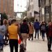 Varias personas caminan por la principal calle comercial de La Haya en una jornada en la que entra en vigor el confinamiento parcial en Países Bajos tras el fracaso de lo que se conoce como "confinamiento inteligente". Foto Imane Rachidi / EFE.