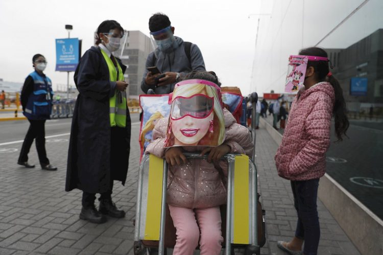 Pasajeros pasan los filtros de control para evitar el contagio por coronavirus hoy, en el aeropuerto Internacional Jorge Chávez de Lima (Perú). EFE/ Paolo Aguilar.