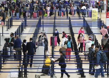 Los pasajeros se registran tras la reapertura de las operaciones en el Aeropuerto Internacional Jorge Chávez en Callao, Perú, luego de más de seis meses suspendidas por el coronavirus, el lunes 5 de octubre de 2020. Foto: AP/Martín Mejía.