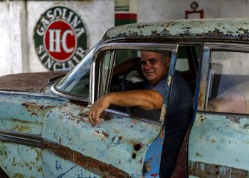 Julio Álvarez, copropietario de Nostalgicar, posa en el interior de su última adquisición de automóvil clásico estadounidense que espera restaurar en La Habana, Cuba, el miércoles 21 de octubre de 2020. Foto: AP/Ramón Espinosa.