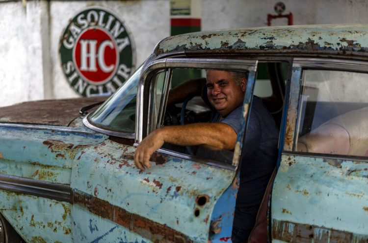 Julio Álvarez, copropietario de Nostalgicar, posa en el interior de su última adquisición de automóvil clásico estadounidense que espera restaurar en La Habana, Cuba, el miércoles 21 de octubre de 2020. Foto: AP/Ramón Espinosa.