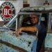 Julio Álvarez, copropietario de Nostalgicar, posa en el interior de su última adquisición de automóvil clásico estadounidense que espera restaurar en La Habana, Cuba, el miércoles 21 de octubre de 2020. Foto: AP/Ramón Espinosa.