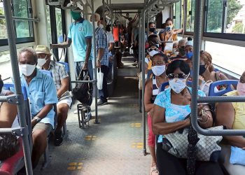 Decenas de personas usan este lunes tapabocas mientras van en un bus de transporte urbano, en La Habana (Cuba). Foto: EFE/Ernesto Mastrascusa.