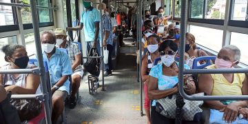 Decenas de personas usan este lunes tapabocas mientras van en un bus de transporte urbano, en La Habana (Cuba). Foto: EFE/Ernesto Mastrascusa.