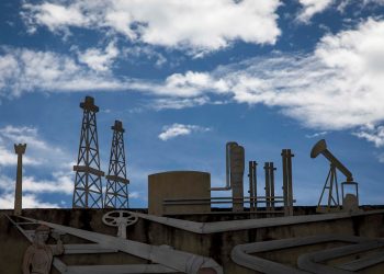 Vista de una escultura con figuras de Petróleos de Venezuela S.A (PDVSA) el 29 de septiembre de 2020, en Caracas (Venezuela). Foto: EFE/Rayner Peña.