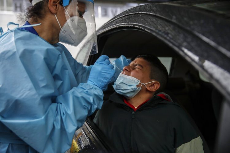 Un enfermero toma muestras durante una prueba de diagnóstico de la COVID-19 en un punto de revisión en el hospital de San Paolo, en Milán. Foto: Luca Bruno/AP/Archivo.