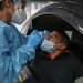 Un enfermero toma muestras durante una prueba de diagnóstico de la COVID-19 en un punto de revisión en el hospital de San Paolo, en Milán. Foto: Luca Bruno/AP/Archivo.