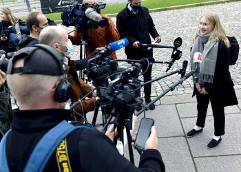 Aava Murto, entrevistada por reporteros, en Helsinki, Finlandia, el 7 de octubre de 2020. Foto: Heikki Saukkomaa/Lehtikuva via AP.