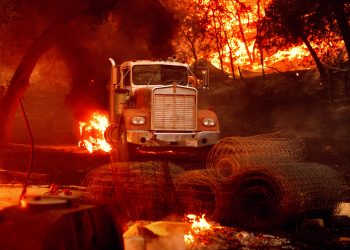 Las llamas de un incendio forestal queman un camión en un viñedo en Calistoga, California, el jueves 1 de octubre del 2020. Foto: Noah Berger/AP.