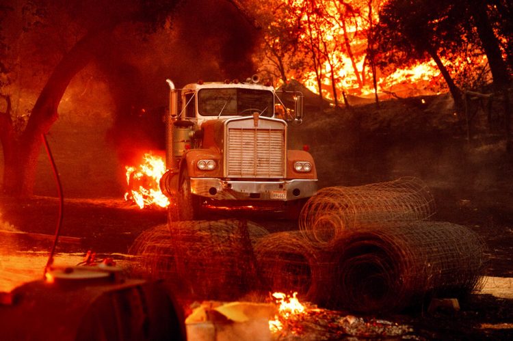 Las llamas de un incendio forestal queman un camión en un viñedo en Calistoga, California, el jueves 1 de octubre del 2020. Foto: Noah Berger/AP.