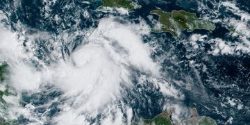 Imagen satelital de la tormenta tropical Delta. Foto: nhc.noaa.gov