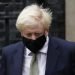 El primer ministro británico Boris Johnson sale del número 10 de Downing Street rumbo al Parlamento el lunes 12 de octubre de 2020. Foto: Kirsty Wigglesworth/AP.