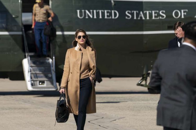 Hope Hicks camina hacia el Air Force One para acompañar al presidente Donald Trump a Cleveland el miércoles 30 de septiembre de 2020. Foto: Alex Brandon/AP.