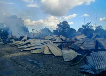 El voraz incendio redujo a escombros 15 viviendas del poblado santiaguero de Mella. Foto: radiotitan.icrt.cu