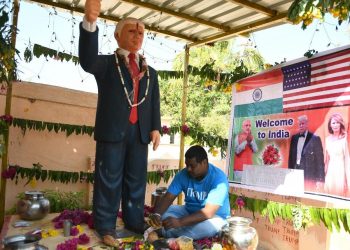 Imágenes de Bussa Krishna Raju con una camiseta de Trump y junto a su estatua. Foto: The Times of India.