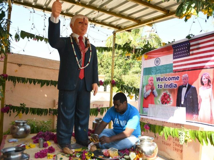 Imágenes de Bussa Krishna Raju con una camiseta de Trump y junto a su estatua. Foto: The Times of India.