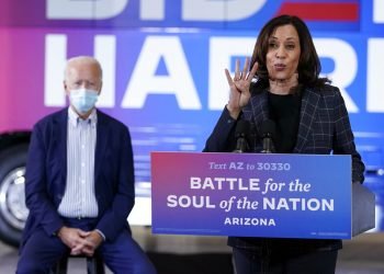 La candidata demócrata a la vicepresidencia Kamala Harris hablando en un acto en Phoenix el 8 de octubre del 2020. La escucha, detrás suyo, el líder de la fórmula Joe Biden. Foto: AP Photo/Carolyn Kaster.