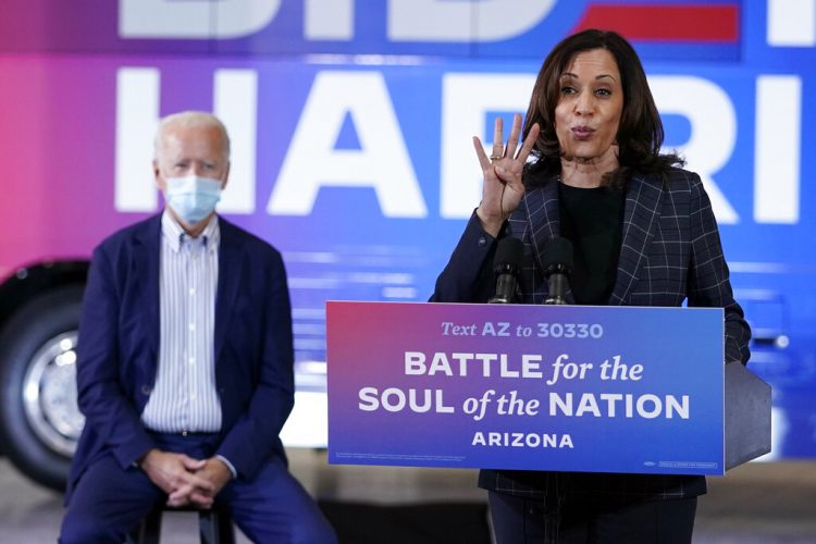 La candidata demócrata a la vicepresidencia Kamala Harris hablando en un acto en Phoenix el 8 de octubre del 2020. La escucha, detrás suyo, el líder de la fórmula Joe Biden. Foto: AP Photo/Carolyn Kaster.