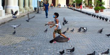 Un niño juega en una plaza de La Habana, durante la desescalada post COVID-19. Foto: Otmaro Rodríguez.