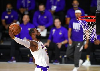 LeBron James (23), de los Lakers de Los Ángeles, se eleva para clavar el balón en la primera mitad del sexto partido de la final de la NBA ante el Heat de Miami, el domingo 11 de octubre de 2020, en Lake Buena Vista, Florida. Foto: AP/Mark J. Terrill.