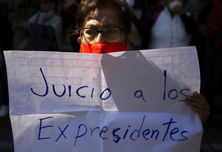 Una partidaria del presidente de México, Andrés Manuel López Obrador, sostiene una pancarta con el mensaje "Juicio a los expresidentes" durante una manifestación frente a la Corte Suprema en la Ciudad de México, el jueves 1 de octubre de 2020. Foto: Fernando Llano/AP.