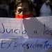 Una partidaria del presidente de México, Andrés Manuel López Obrador, sostiene una pancarta con el mensaje "Juicio a los expresidentes" durante una manifestación frente a la Corte Suprema en la Ciudad de México, el jueves 1 de octubre de 2020. Foto: Fernando Llano/AP.