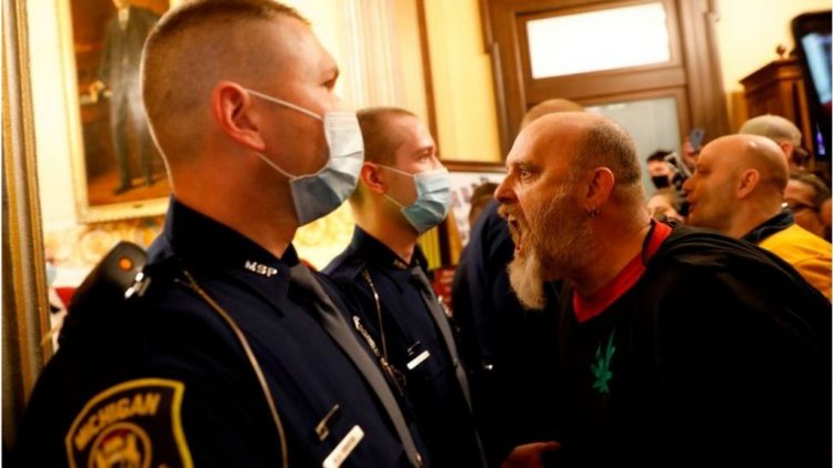 Manifestantes dentro del Capitolio de Michigan, en Lansing, protestando contra las órdenes de la la gobernadora demócrata Gretchen Whitmer. Foto: BBC.