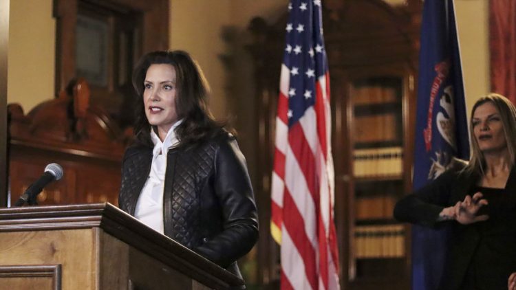 La gobernadora de Michigan, Gretchen Whitmer, se dirige al estado durante un discurso en Lansing, Michigan, el jueves 8 de octubre de 2020.  La policía local, el Departamento de Justicia de  Estados Unidos y el FBI presentaron cargos estaduales y federales contra 13 miembros de dos grupos de milicias que se preparaban para secuestrarla y posiblemente matarla. Foto: AP