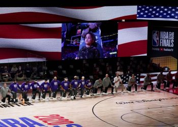 El 6 de octubre, integrantes de los Lakers de Los Ángeles se hincan durante el himno nacional antes del cuarto juego de las Finales de la NBA ante el Heat de Miami. Foto: John Raoux/AP.