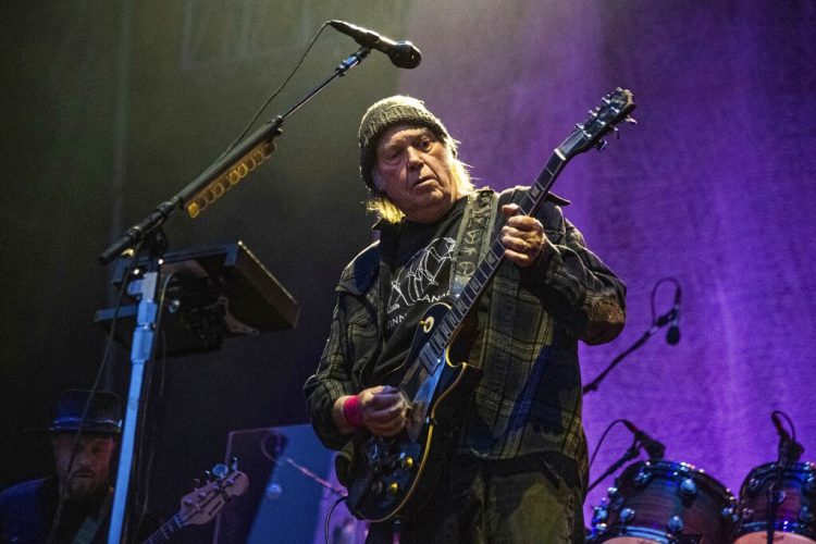 Neil Young toca en el Festival de Música BottleRock de Napa Valley, el 25 de mayo de 2019 en Napa, California. Young está entre varios artistas que han rechazado el uso de sus canciones en eventos de campaña del presidente Donald Trump. Foto: Amy Harris/AP.