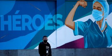 Una persona camina frente a un mural de reconocimiento a los trabajadores de la Salud hoy, en el puerto de Ensenada, en el estado de Baja California (México). Foto: EFE/ Alejandro Zepeda.