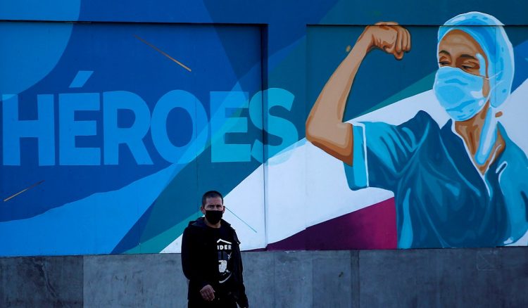 Una persona camina frente a un mural de reconocimiento a los trabajadores de la Salud hoy, en el puerto de Ensenada, en el estado de Baja California (México). Foto: EFE/ Alejandro Zepeda.