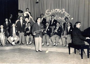 Fotografía cedida por la Editorial Unos & Otros donde aparece la Orquesta Hermanos Castro durante una aparición en el Show del Mediodía en 1953. Foto: EFE/Editorial Unos & Otros.