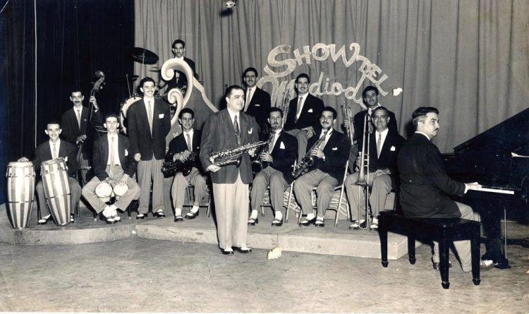 Fotografía cedida por la Editorial Unos & Otros donde aparece la Orquesta Hermanos Castro durante una aparición en el Show del Mediodía en 1953. Foto: EFE/Editorial Unos & Otros.