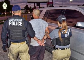 Una patrulla de ICE arresta un contrabandista en Miami. | ICE