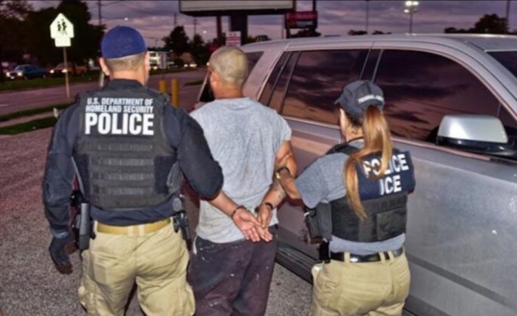 Una patrulla de ICE arresta un contrabandista en Miami. | ICE