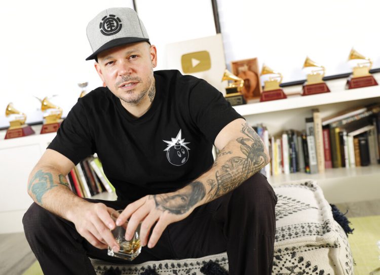 Residente, el artista más decorado en la historia de los Latin Grammy, firmó un acuerdo con Sony Music Entertainment para producir series de TV, películas y otros contenidos a través de 1868 Studios. Foto: Brian Ach/Invision/AP/Archivo.