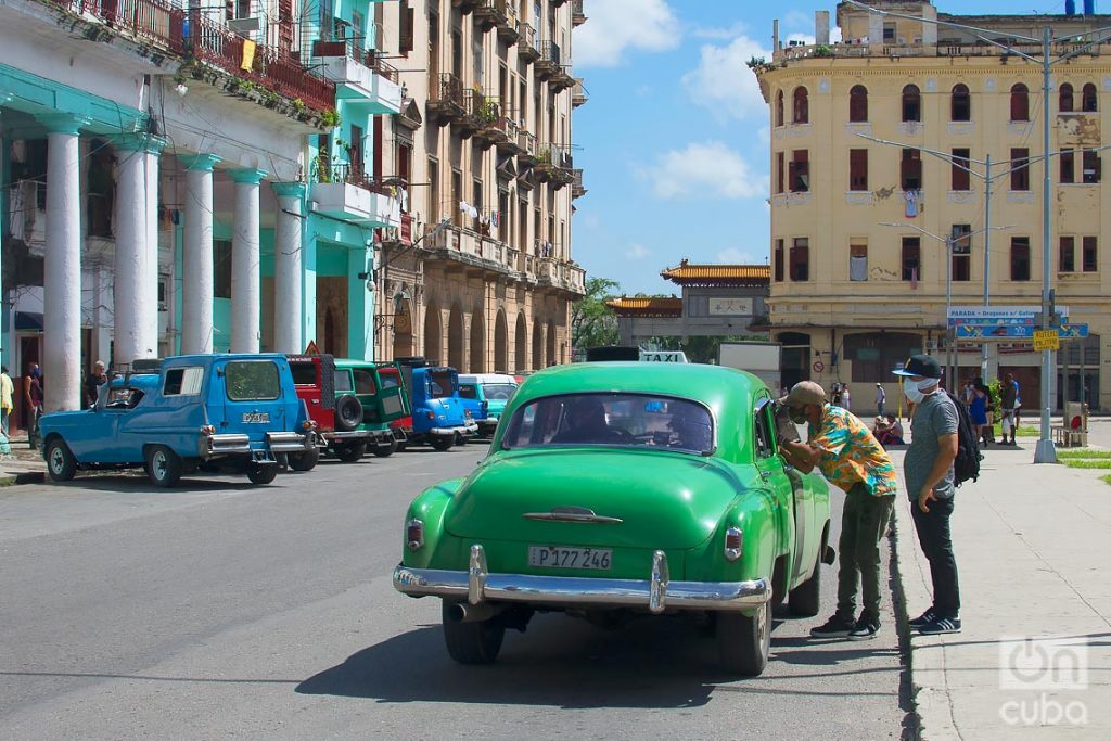  Taxis privados reinician sus actividades, tras la flexibilización de las restricciones por la COVID-19 en La Habana. Foto: Otmaro Rodríguez.