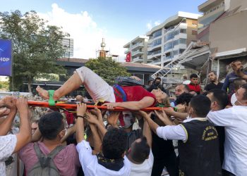 Socorristas transportan a un herido hallado entre los escombros de un edificio derrumbado en Izmir, Turquía, viernes 30 de octubre de 2020. Foto: AP/Ismail Gokmen.