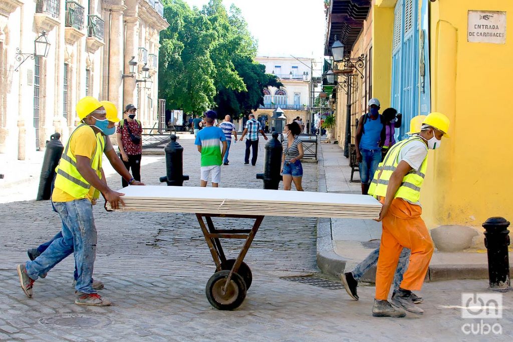 Se reinician labores en diferentes sectores de la economía, tras la flexibilización de las restricciones por la COVID-19 en La Habana. Foto: Otmaro Rodríguez.