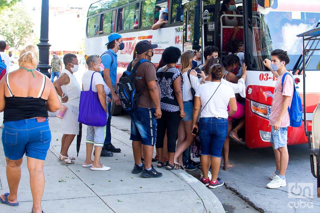 Transporte estatal en La Habana, tras la flexibilización de las restricciones por la COVID-19 en la ciudad. Foto: Otmaro Rodríguez.