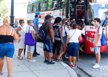 Algunas rutas del transporte urbano en La Habana reducirán sus frecuencias de viaje por baja disponibilidad de combustible. Foto: Otmaro Rodríguez.