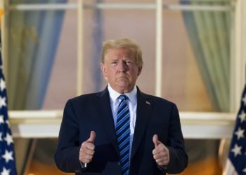 El presidente Donald Trump hace una señal de optimismo en un balcón de la Casa Blanca el lunes 5 de octubre de 2020, en Washington, tras ser dado de alta del Centro Médico Militar Walter Reed en Bethesda, Maryland. Foto: Alex Brandon/AP.