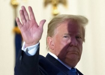 El presidente estadounidense Donald Trump saluda desde el balcón de la Casa Blanca al regresar el lunes, 5 de octubre del 2020, tras salir del hospital militar Walter Reed en Bethesda, Maryland, donde fue tratado por COVID-19. Foto: AP/Alex Brandon.