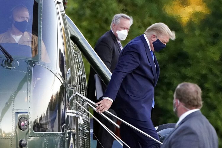 Fotografía del viernes 2 de octubre de 2020, del presidente de Estados Unidos, Donald Trump, bajando del helicóptero Marine One a su llegada al Centro Médico Militar Walter Reed en Bethesda, Maryland, tras dar positivo por COVID-19. (AP Foto/Jacquelyn Martin, Archivo)